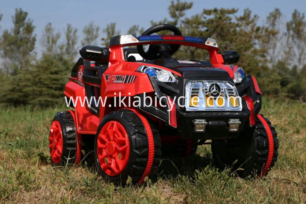 Vaikas važiuoja automobiliu su nuotoliniu valdymu