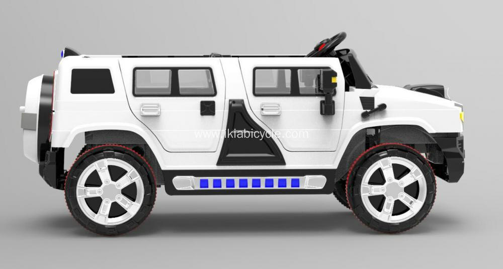 Baltos spalvos vaikai važiuoja automobiliu